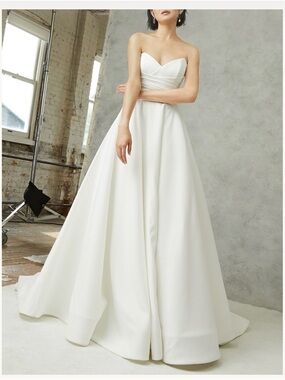 Strapless Sweetheart Ivory Wedding Dress - Elegant Bridal Gown